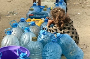 Mädchen im Gazastreifen wartet auf Wasser.