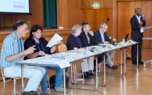 Präsident Innocent Himbaza spricht zu den rund 40 Teilnehmenden