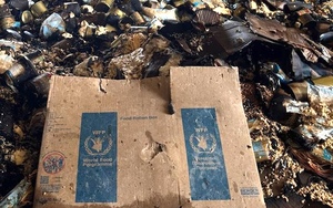 Kartonverpackung eines WFP-Lebensmittelpakets, die vom Feuer nicht verbrannt wurde.