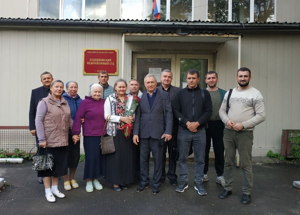 Wladimir Rudomjotkin und seine Frau Jelena (mit Blumen) und Kirchenmitgliedern, Bezirksgericht Budennowsk, Donezk, 15. Mai 2025.