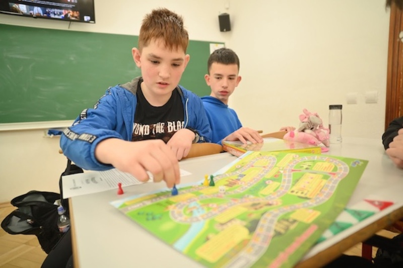ADRA Ukraine übergab ukrainischen Schulen Lernspiele zum Minensicherheitstraining