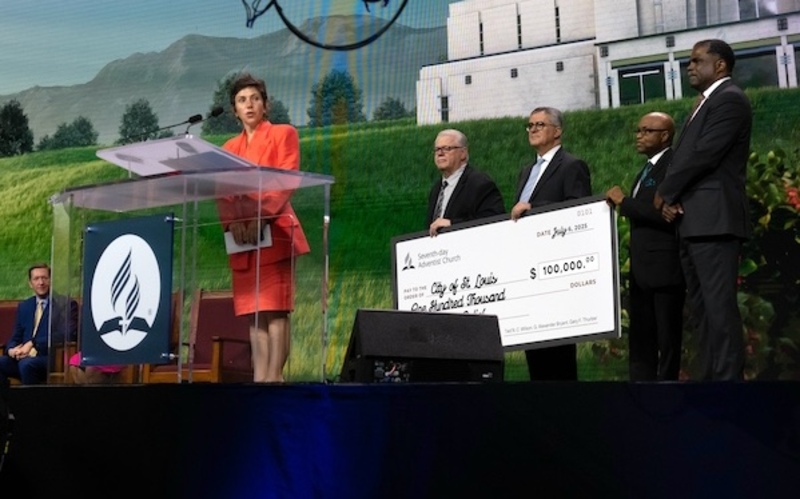 Adventistische Kirche übergibt Scheck mit 100.000 US-Dollar für Katastrophenhilfe an Bürgermeisterin von St. Louis