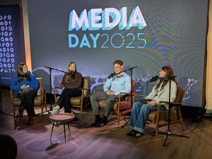 Bei der Aufnahme einer Live-Podcastfolge von „mehr als wir sehen“ mit der Podcasterin und Influencerin Miriam Christin (re.) sow