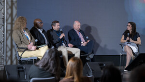 Teilnehmende der Podiumsdiskussion (v.li.): Kimberly Luste Maran, Ian Sweeney, Paulin Giurgi, Paulo Macedo und Moderatorin Vanes