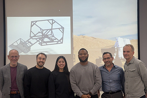 Eine Gruppe von Studierenden und Mitarbeitern der Andrews University, die bei der Industriepartnerschaft mit dem Technologieunte